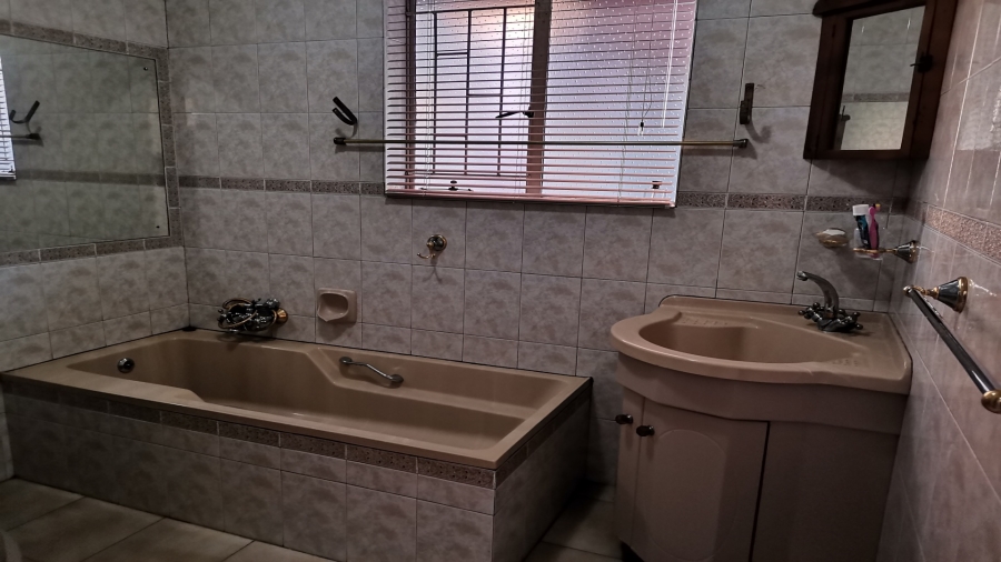 5 Bedroom Property for Sale in Miederpark North West